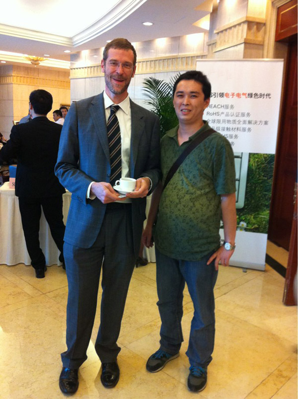 潤大世紀(jì)員工與環(huán)球資源首席運營官、執(zhí)行總裁裴克為(Craig Pepples)在一起